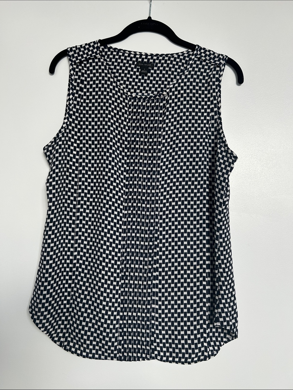 Ann Taylor Sleeveless Navy & White Geometric Print Top